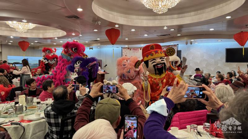 亞美老人中心賀歲餐會中財神、瑞獅出場賀新年