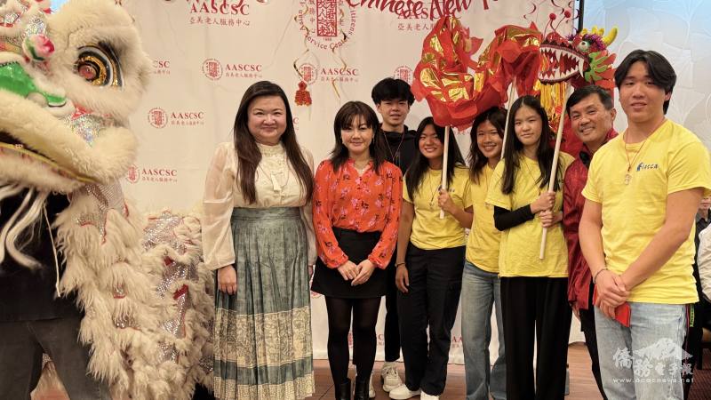 橙縣FASCA組成的瑞獅祥龍隊，為亞美老人中心賀歲餐會帶來喜氣洋洋