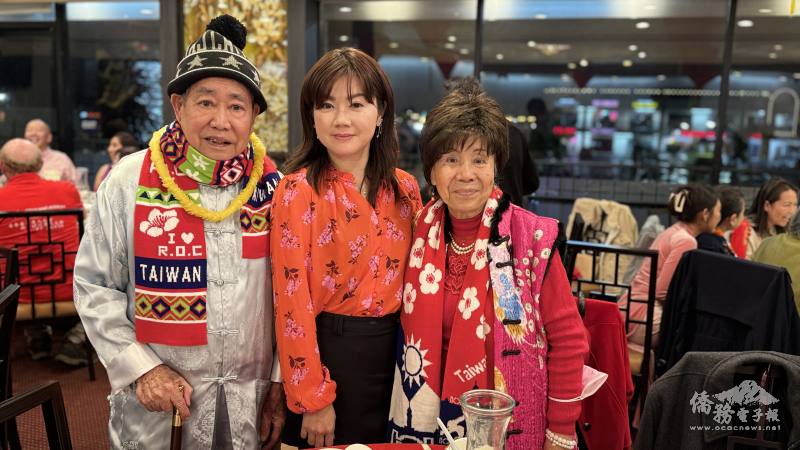 蕭蓓如（中）向百歲人瑞陳文輝（左）、沈德芬夫婦獻上祝賀