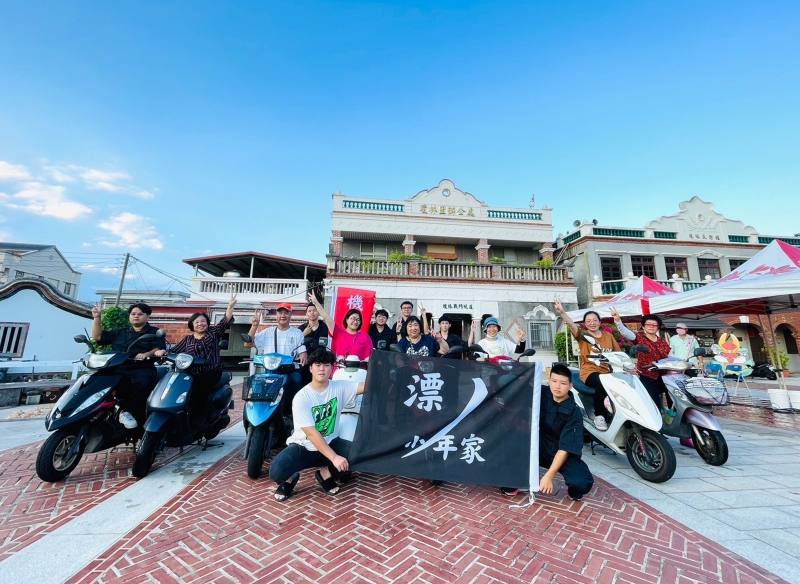 漂丿少年家帶領高職生為社區居民機車健檢