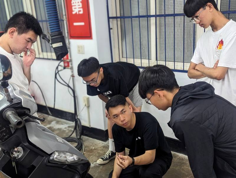 ]漂丿少年家帶領高職生講解外出服務前準備作業