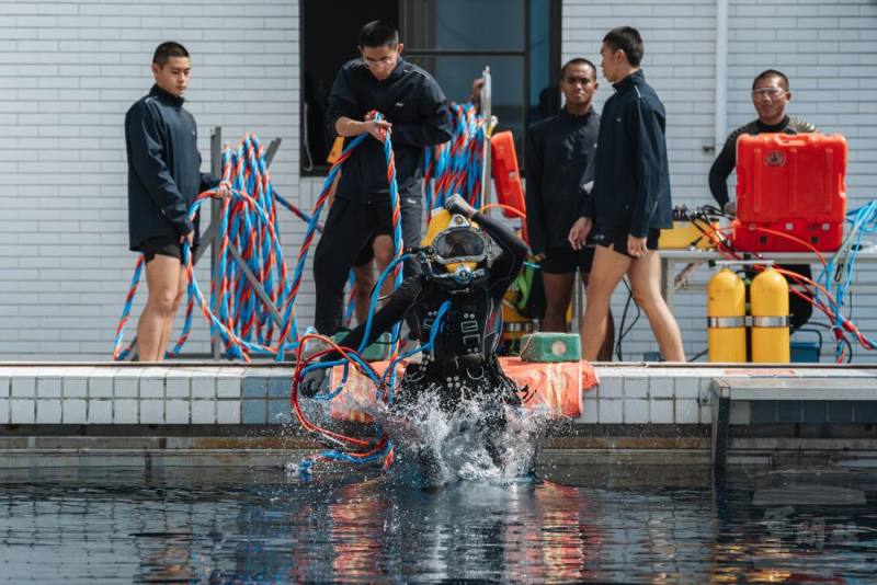 學員輪流擔任不同職務進行組合訓練