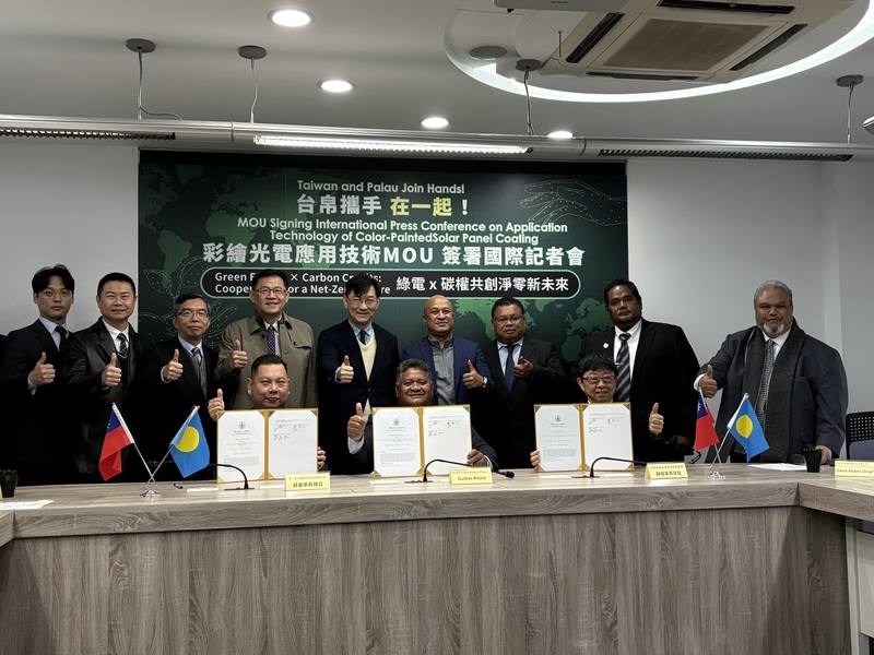 Palau's visiting Minister of State Gustav Aitaro (seated in front row, center) poses with a MOU signed with representatives from Join It Sustainable Co., Ltd. and the Taiwan Intelligent Zero Carbon Building Alliance in Taipei on Friday. CNA photo Feb. 7, 