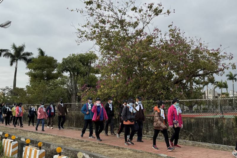 台南市永康區重要灌溉渠道蜈蜞潭分線，經農田水利署投入經費設置休閒步道提升休憩功能，區公所9日舉辦健走活動，不少民眾到場參加。（永康區公所提供）