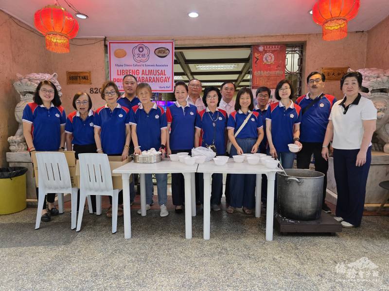 菲華文經總會婦女工作委員會「春節施粥」活動