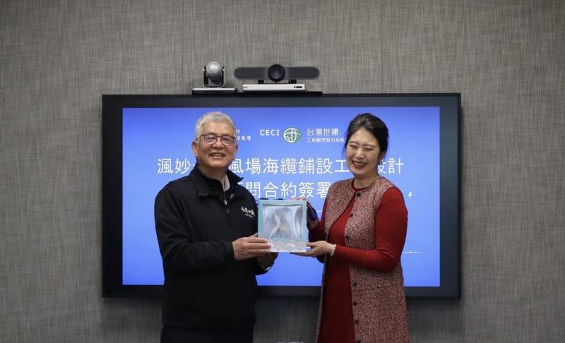 台灣世曦董事長施義芳（左）與哥本哈根基礎建設基金（CIP）區域總裁許乃文（右），7日完成「渢妙一期離岸風場海底電纜工程技術服務」簽約儀式，共同建構台灣離岸風電技術量能。（台灣世曦提供）