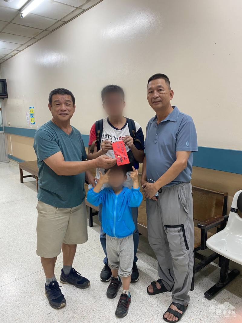 泰北臺商同鄉聯誼會名譽會長程日德(左)、輔導會長張文杰(右)代表急難救助協會及駐泰國代表處前往醫院探視患者家屬