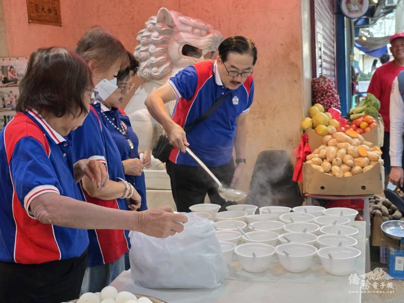 吳治平（右1）用勺子將熱騰騰的碎肉粥裝進免洗碗內