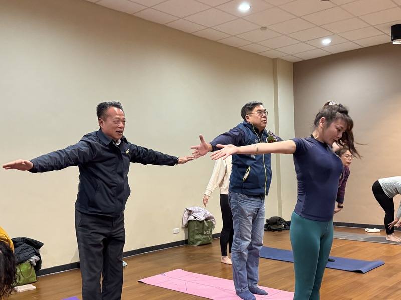 嘉義縣鹿草垃圾焚化廠整合周遭焚化廠室內泳池、荷苞嶼生態園區，以促參模式打造嘉義縣健康生活館，環境部長彭啓明（後排左2）、嘉義縣長翁章梁（後排左1）9日到館內運動、體驗設施