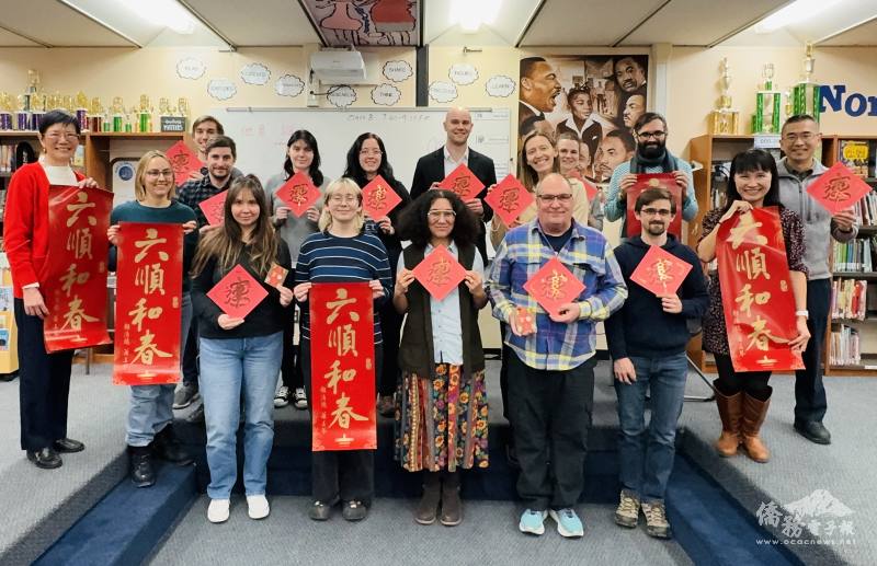 安娜堡臺灣華語文學習中心零起點初級班學生，週五在課堂上收到新年禮物之後，與教師周玉若（左一）、教師詹珂瑜（右二）、主任葉劉崑（右一）合影留念