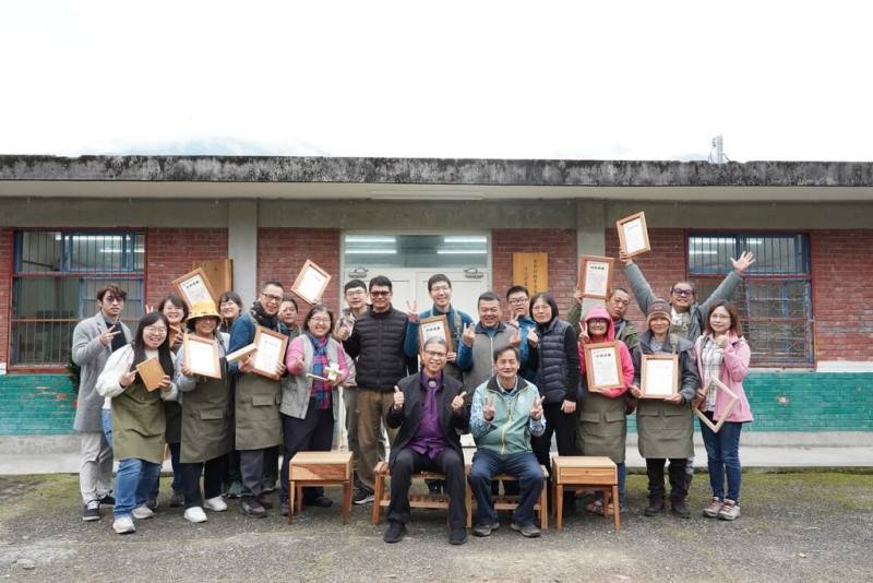 農業部林業及自然保育署南投分署表示，為促進林業資材循環利用，創造丹大地區4部落綠色經濟商機，與南投縣水里鄉公所、南投縣立民和國中及嘉義大學攜手設立「丹大部落木工培訓生產基地」，首期培訓課程招收12名學員，經200小時訓練，9日舉行結訓典禮。（林業及自然保育署南投分署提供）