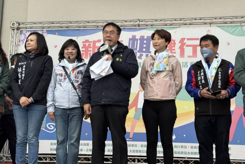 台南市永康區公所9日辦理永康蜈蜞潭分線休閒步道落成暨健走活動，市長黃偉哲（中）盼步道能拉近居民與水利設施距離。（永康區公所提供）