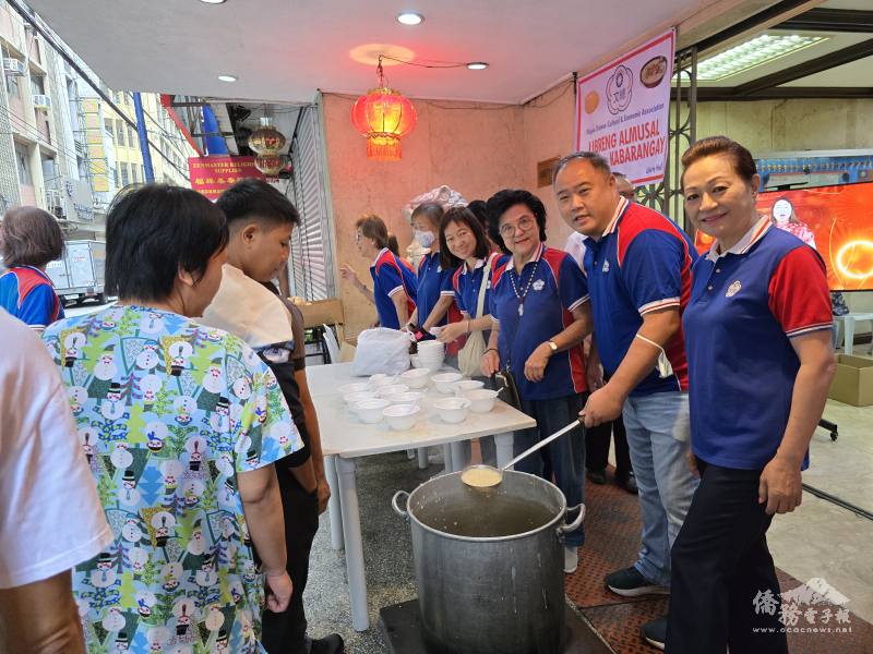 菲華文經總會幹部們分送碎肉粥予弱勢族群