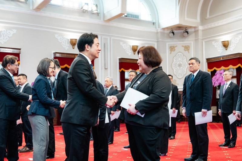 宣誓後，總統逐一向宣誓人致意