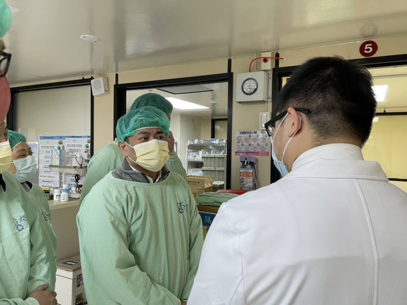 勞動部長洪申翰傍晚前往新竹台大探視職災勞工，新竹台大醫院醫師說明傷者診治情形