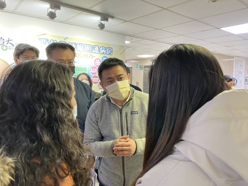 勞動部長洪申翰、職安署署長鄒子廉前往探視遠東化纖廠職災勞工、慰問傷者家屬