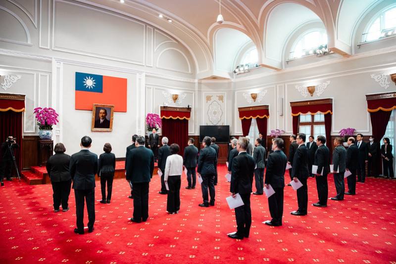 賴清德總統10日上午主持「第十四屆考試院院長、副院長、考試委員、新任行政院政務人員及駐外大使宣誓典禮」