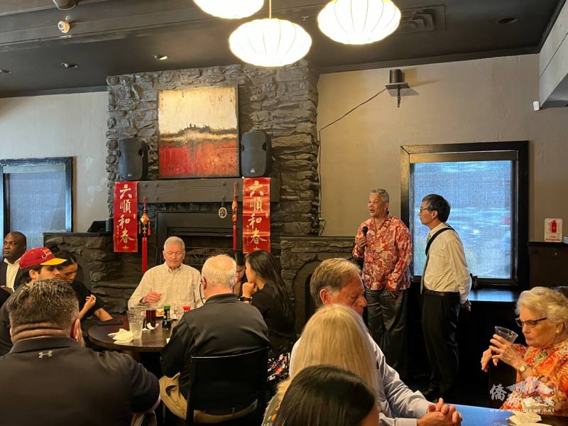 文化局局長 Sandy Shaughnessy 代表州務卿 Cord Byrd 宣讀賀詞（FSUTSA提供）