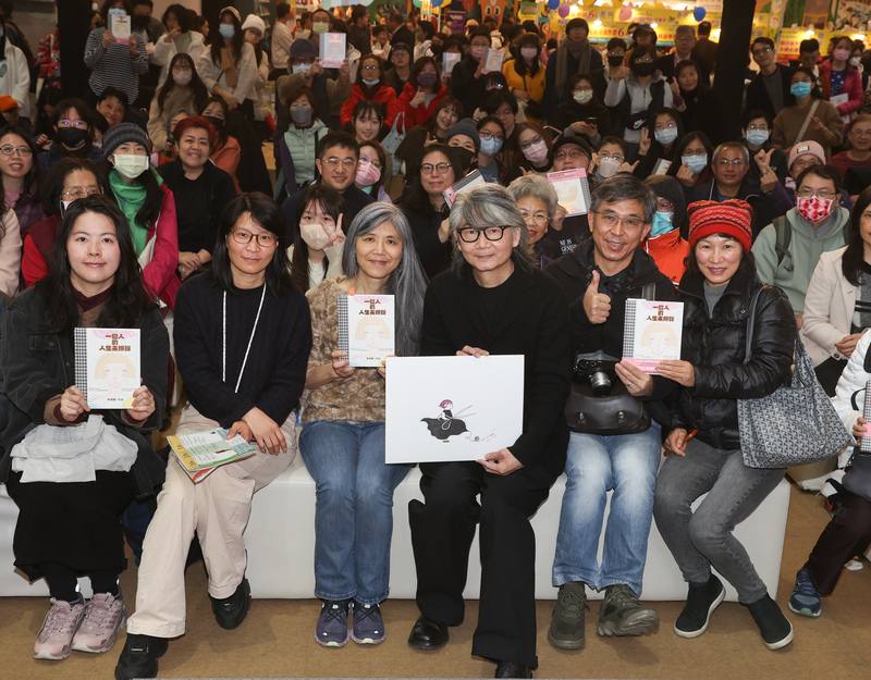 漫畫家朱德庸（前右3）推出新作「一個人的人生未爆彈」，9日在台北國際書展主題廣場舉行新書分享會，與讀者合影