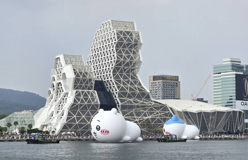 「2025高雄冬日遊樂園」邀請日本人氣IP「吉伊卡哇」進駐愛河灣，9日推出遊港活動，安排吉伊卡哇與音浪塔的小八貓及16號碼頭的兔兔相見歡