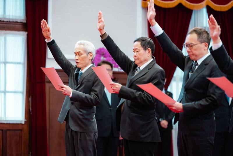 宣誓人由考試院院長周弘憲帶領宣讀誓詞