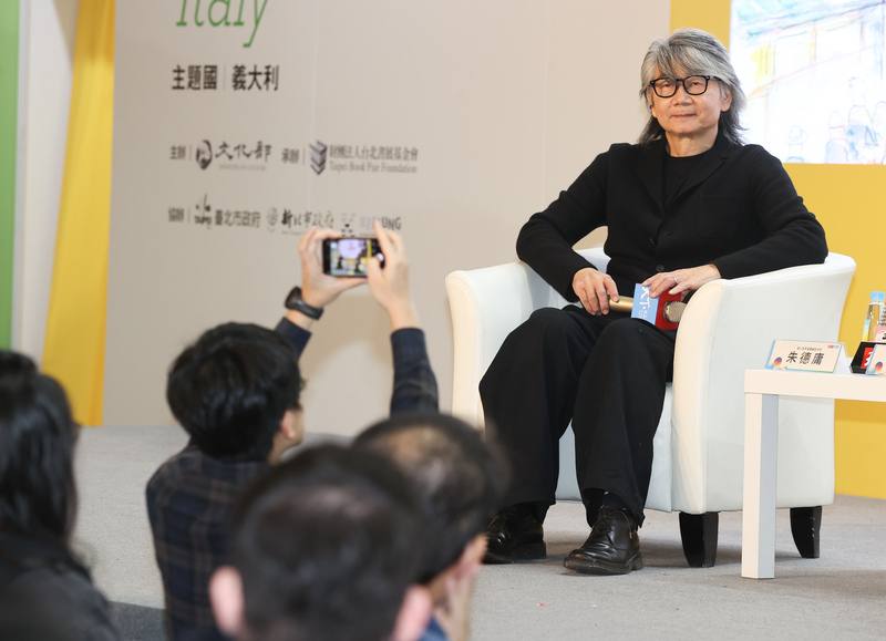 2025台北國際書展9日在主題廣場舉行漫畫家朱德庸「一個人的人生未爆彈」新書分享會，朱德庸（後右）到場與讀者見面，分享創作心得