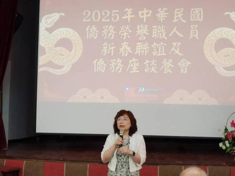 駐阿根廷代表謝妙宏於2025年中華民國僑務榮譽職人員新春聯誼及僑務座談餐會分享台灣政府近期在國際參與及區域安全領域所面臨的挑戰與施政成果，希望僑界持續支持外交工作推廣台阿雙邊文化經濟關係。（駐阿根廷代表處提供）