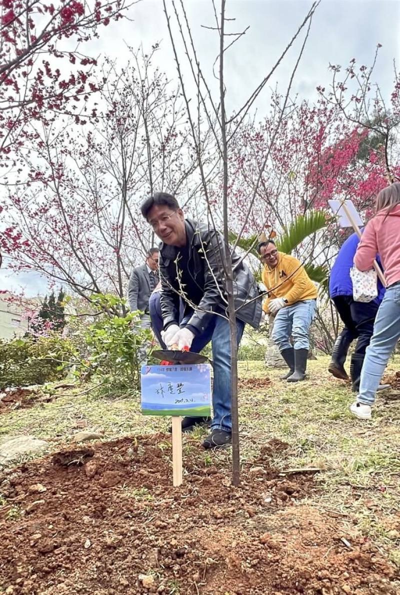 衛福部八里療養院12日舉辦櫻花季活動，邀請衛生福利部附屬醫療及社會福利機構管理會執行長林慶豐（前中）共襄盛舉，種下櫻花樹苗。（八里療養院提供）
