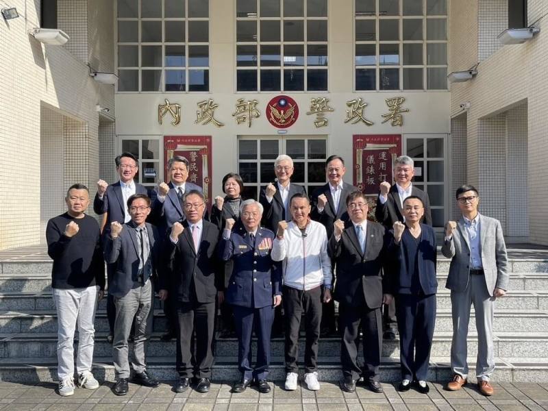 內政部警政署表示，愛爾麗集團董事長常如山（前右4）贊助拍攝反詐宣導影片，警政署長張榮興（前左4）特別頒贈獎牌致謝，彰顯公私協力打擊詐騙。（警政署提供）