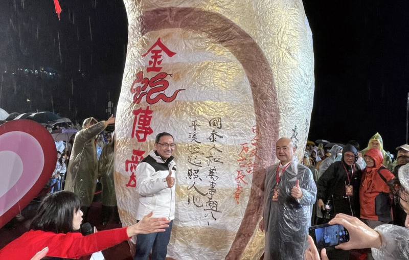 2025平溪天燈節12日元宵節晚間在十分廣場舉辦第2場大型天燈施放活動，新北市長侯友宜（中左）、日本駐台代表片山和之（中右）出席，在金蛇主燈前比讚留影。（新北市觀光旅遊局提供）