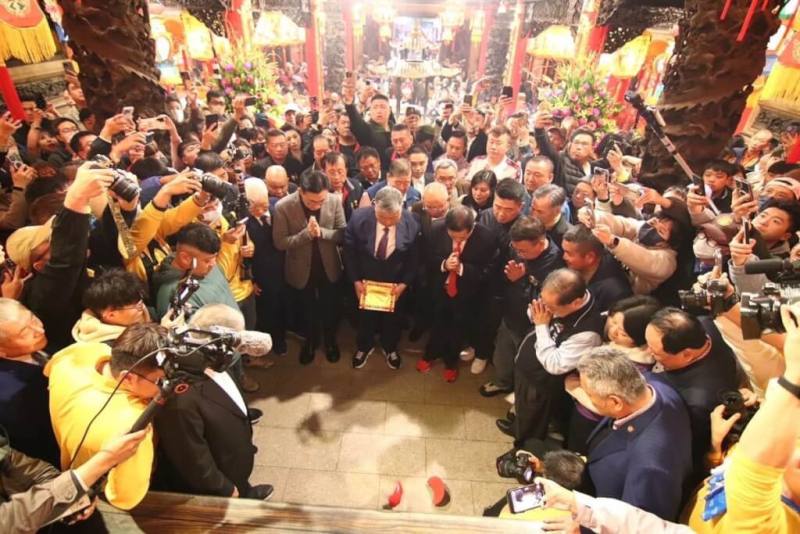 台中大甲鎮瀾宮12日循例於元宵節晚間舉行筊筶典禮，由鎮瀾宮董事長顏清標擲筊請示媽祖2025年遶境進香起駕日期及時間，最終定於4月4日深夜10時45分起駕。（鎮瀾宮提供）