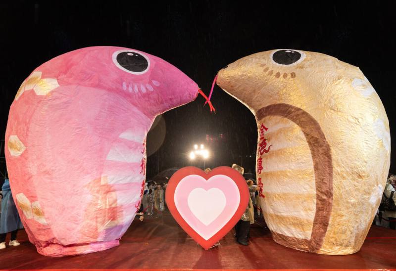 2025新北市平溪天燈節12日晚間在十分廣場舉行大型天燈施放活動，首創蛇年雙心主燈，雙主燈可合成大愛心，同步為即將到來的情人節加溫。（新北市觀旅局提供）