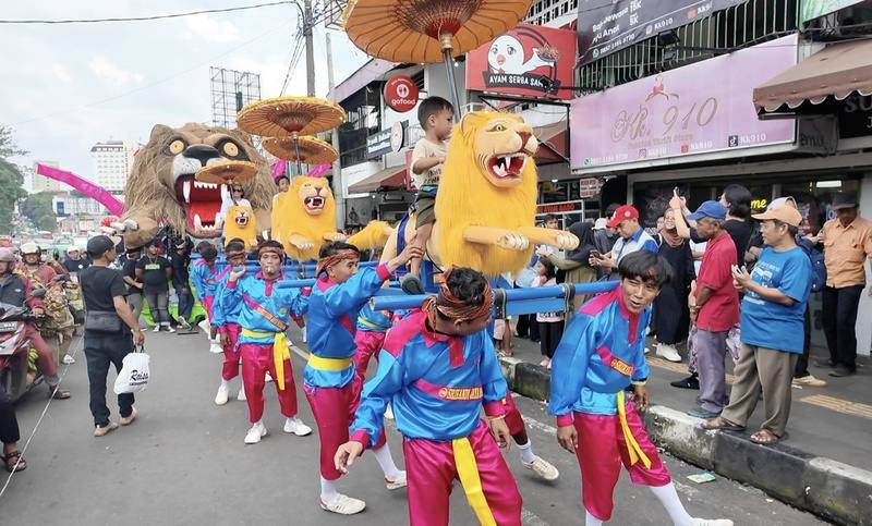 印尼茂物12日舉行年度元宵慶典，數個遊行隊伍依序在茂物主要幹道上前進，吸引許多民眾觀看
