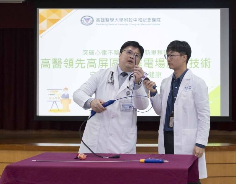 高醫舉辦「電場脈衝技術」記者會，高醫心臟血管內科主治醫師卓士傑（左）、陳力瀚（右）2人在會中示範電場脈衝技術與原理，能夠大幅降低傳統手術可能引發的食道、神經損傷及肺靜脈狹窄等併發症，實現更安全、更優質的醫療服務。（高醫提供）