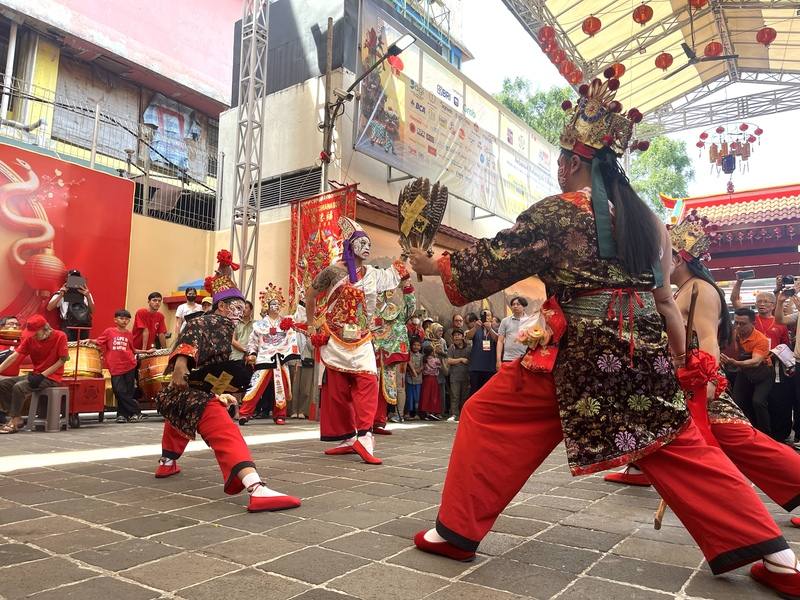 台南西來庵家將團首次到印尼參加慶典，吸引許多印尼信徒和民眾圍觀