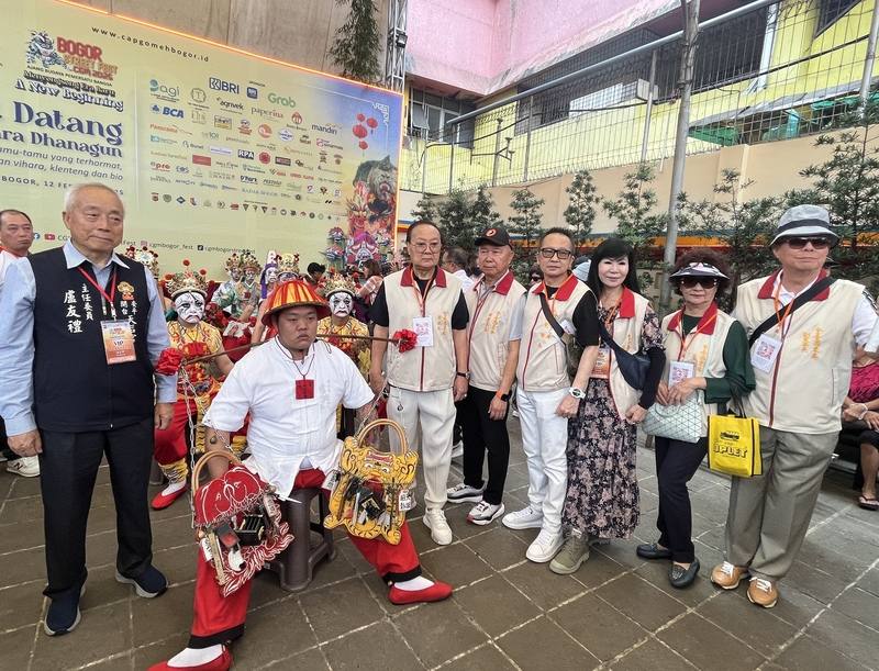 台南市安平開台天后宮和西來庵訪問印尼，自2月11日至15日出席多項宗教交流活動。圖為開台天后宮主委盧友禮（左1）和西來庵董事長曾正義（右6）與將團合影