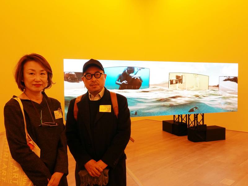 台灣藝術家許家維作品「矽晶小夜曲」在日本森美術館「機器愛情：電玩、AI與現代藝術」展出。圖為台灣文化中心主任曾鈐龍（右）與森美術館展覽製作組資深策展人田篭美保在許家維作品前合影