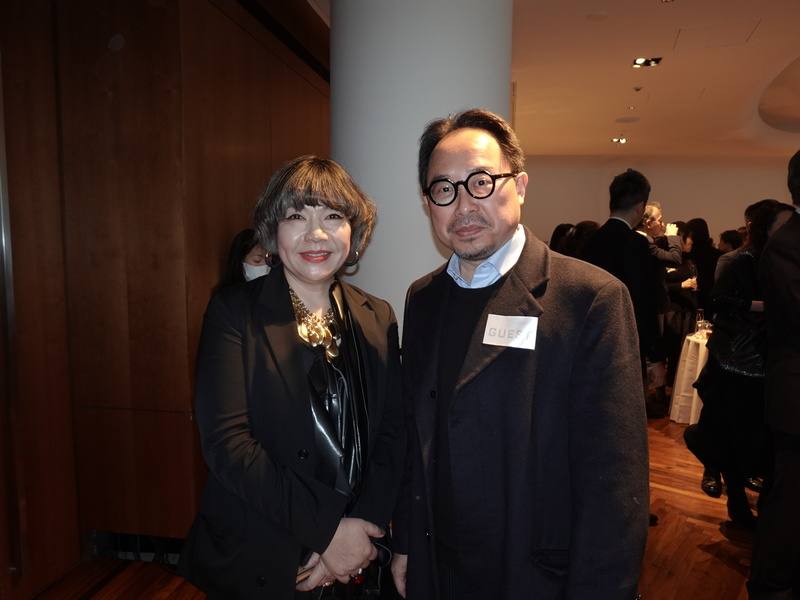 台灣藝術家許家維作品「矽晶小夜曲」在日本森美術館「機器愛情：電玩、AI與現代藝術」展覽展出，12日晚間舉辦開幕式。圖為文化部駐日台灣文化中心主任曾鈐龍（右）與森美術館館長片岡真實