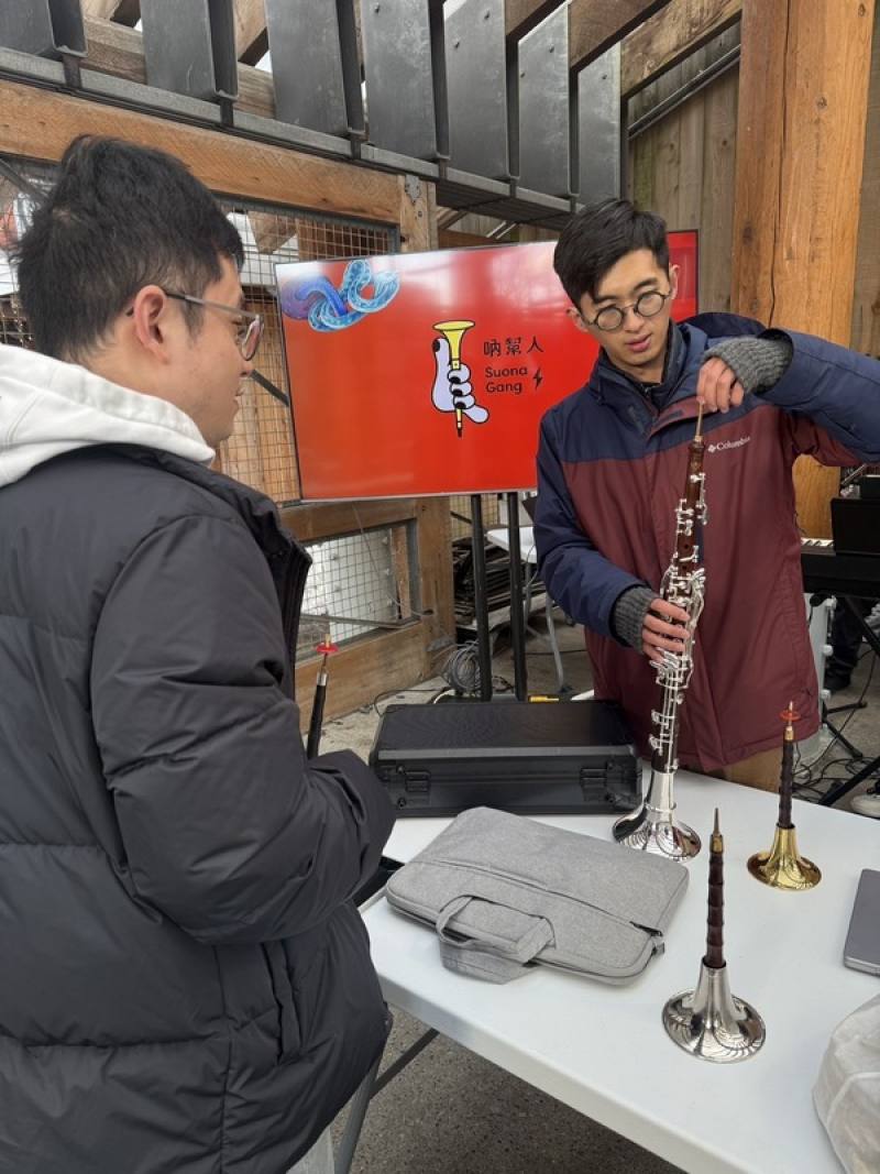 「吶幫人」的工作坊吸引很多民眾來「嚐鮮、探秘」，都想了解一下如何能吹出嗩吶，體驗一下獨特的台灣民俗樂器。（LunarFest提供）