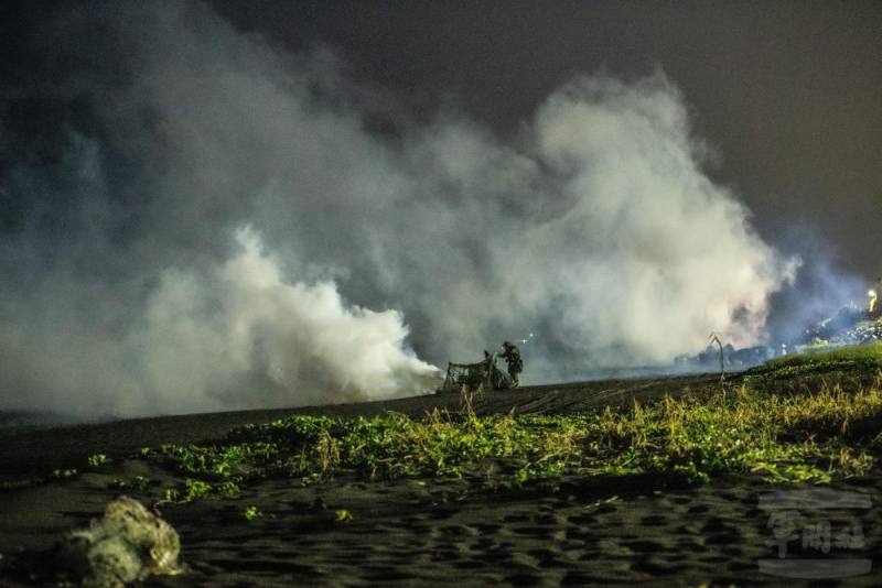 陸軍39化學兵群執行發煙作業，連立煙幕屏障