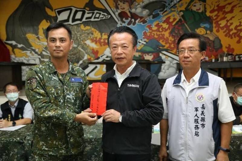 台東偏鄉部落排灣族萬先坤升少將，地方譽「原民之光」。圖為萬先坤（左）擔任中坑第257旅旅長時，代表嘉義縣長翁章梁（中）致贈加菜金。（讀者提供）