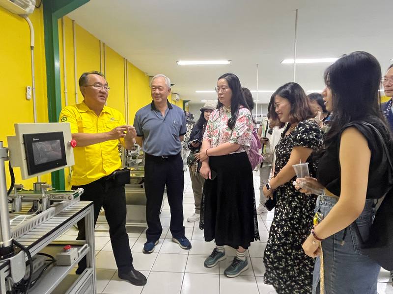印尼台商高應昌（左1）向高雄東南亞產學交流協會研習團介紹福爾摩沙技術中心的設備