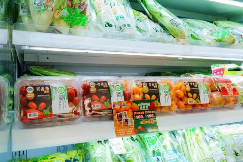 高雄市農業局首度攜手連鎖超市聖德科斯，將高雄首選「喜番茄」鮮採直送上架全台113間門市，並於品牌購物網同步販售。（高雄市農業局提供）