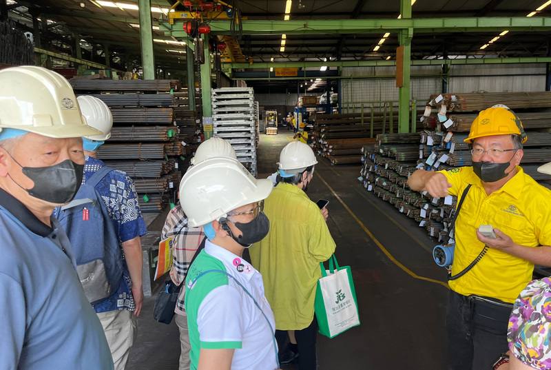高雄東南亞產學交流協會與文藻東南亞學系研習團參觀印尼台商高應昌所建立的工廠