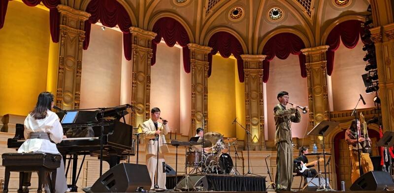 「吶幫人」在溫哥華奧芬劇院（The Orpheum）的演出贏得滿堂彩。創作和演繹令人震撼，有重金屬感、有民謠風、還有浪漫爵士，非常全球性