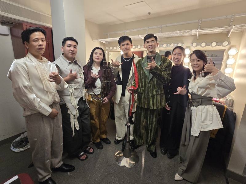 「吶幫人」以嗩吶為主角，但巧妙融合中西樂風。為了讓海外演出獨特又完美，還特地從台灣空運「哨角」來，只為了吹一段8小節的樂曲。從右至左團員：楊子儀（鋼琴）、李欣平（貝斯）、吳柏寬（中音加鍵嗩吶）、劉彥辰（傳統嗩吶）、姜均（笙）、黃奉碩（鼓手）、蔡安瑾（中音傳統嗩吶）