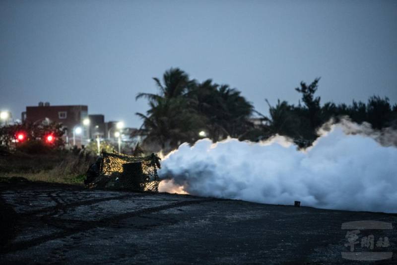 官兵操作M3A3機械發煙器，建立煙幕屏障