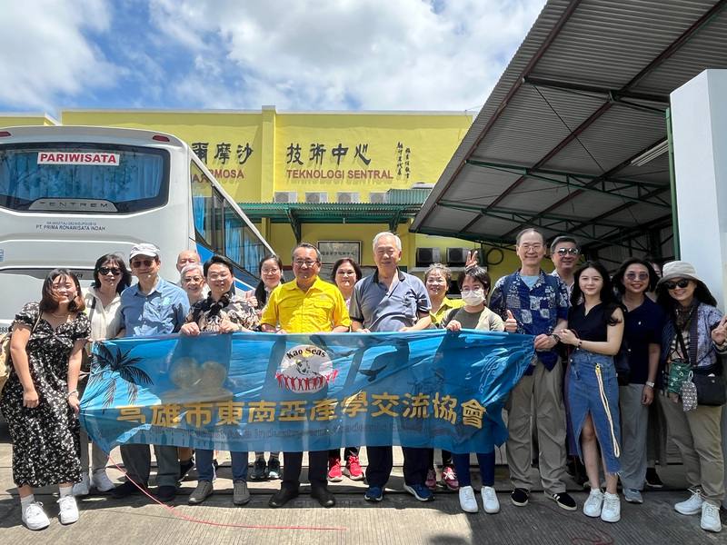 高雄東南亞產學交流協會與文藻東南亞學系共組研習團，13日拜訪印尼台商高應昌（前著黃衣者）設立的福爾摩沙技術中心，為台灣人在印尼設立的第1所技職學校