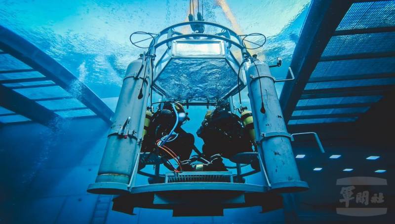 學員們利用潛水鐘下潛，模擬進行深海作業