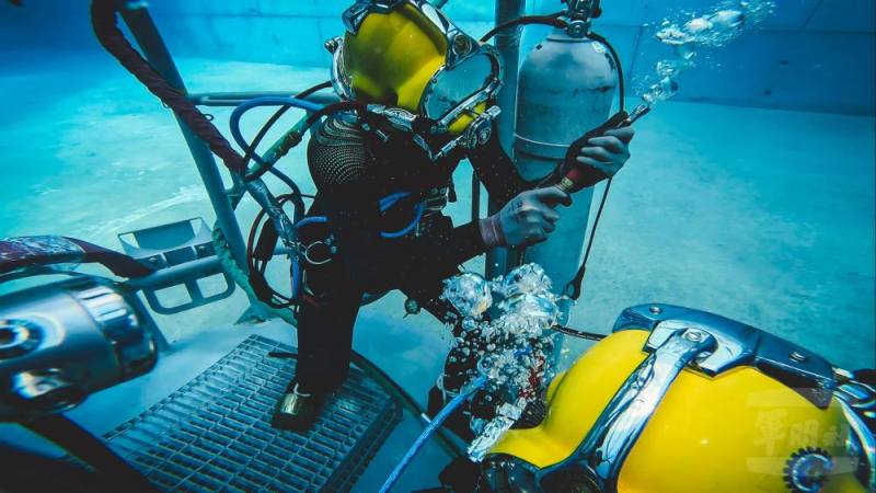 潛水員與水面組員保持通聯，並進行相關測試